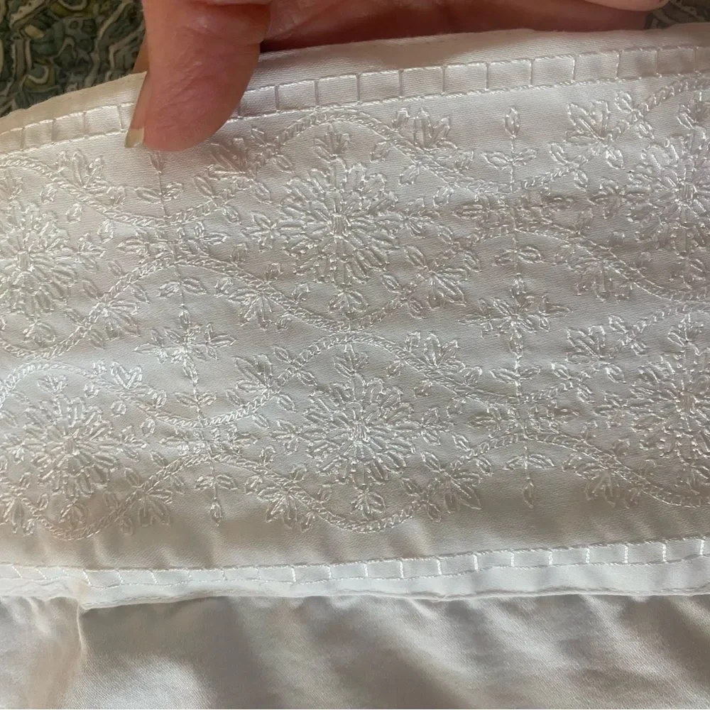 White Embroidered luxury Bedding Sheet - Elegant Floral Detail